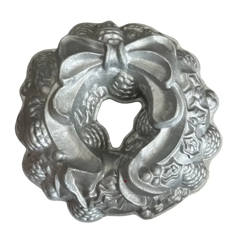 Nordic Ware Holiday Wreath Bundt Pan Cast Aluminum